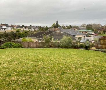 Large private home in Pukekohe - Photo 1