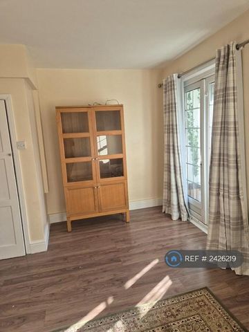 1 bedroom in a flat share to rent - Photo 2