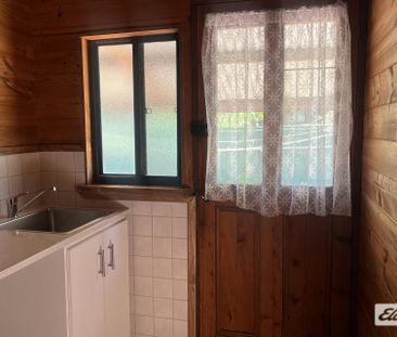 Cosy Coastal Cabin Living - Photo 4