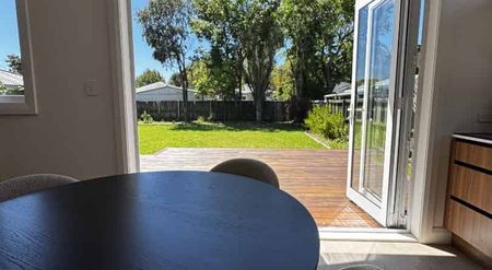 Fully Furnished - 4-Bedroom Family Home in St. Albans - Photo 2