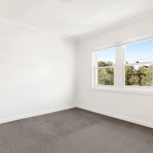 Elegantly Refurbished Two-Bedroom Apartment with a Peaceful Leafy Outlook - Photo 2