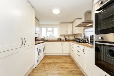 Waltham Avenue, Guildford - Photo 4