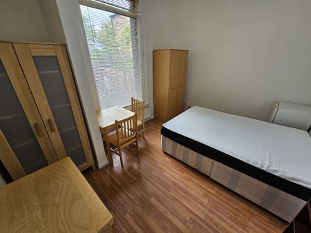 Room in a Shared Flat, Chichele Road, NW2 - Photo 4