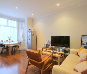 3 Bedroom Flat, Melrose Avenue, Mitcham - Photo 4