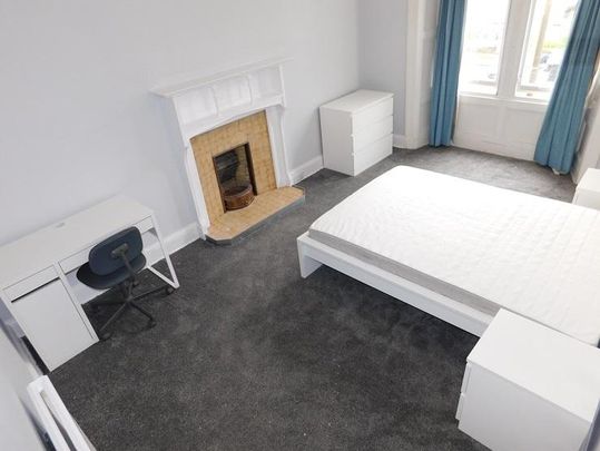 4 bedroom flat to rent - Photo 1