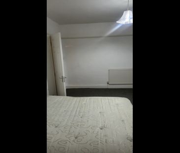 Room in a Shared House, Waddon Court Road, CR0 - Photo 2