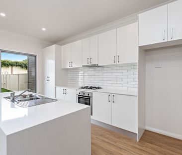 Amazing townhouse ready to be your new home - Photo 2