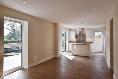 4 bedroom detached house to rent - Photo 3