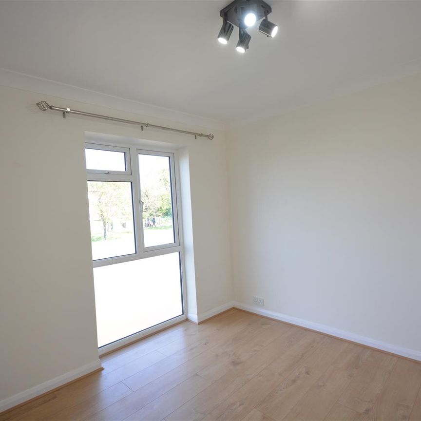 127 Stonecot Hill, Sutton, London, SM3 9HS - Photo 1