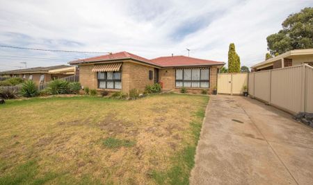 Move-In Ready Family Home&excl; - Photo 2