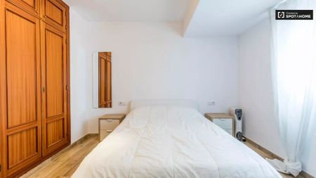 Double bed in Rooms for rent in 3-bedroom apartment with balcony in Camins al Grau - Photo 5