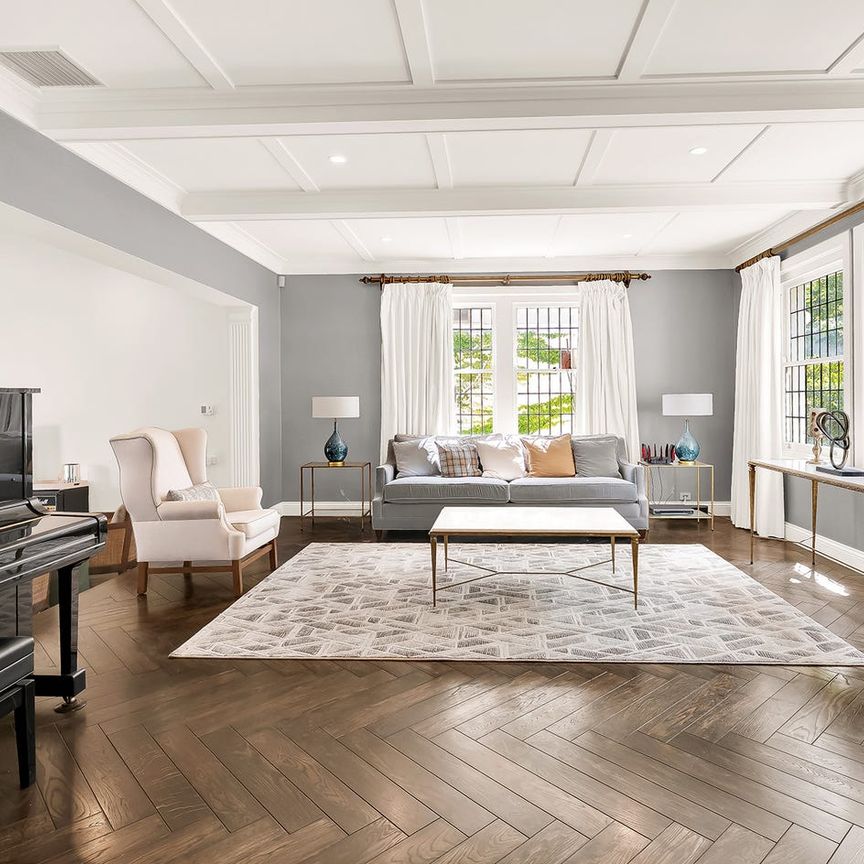 Timeless Family Elegance in Elite Surrounds * Fully Furnished * - Photo 1