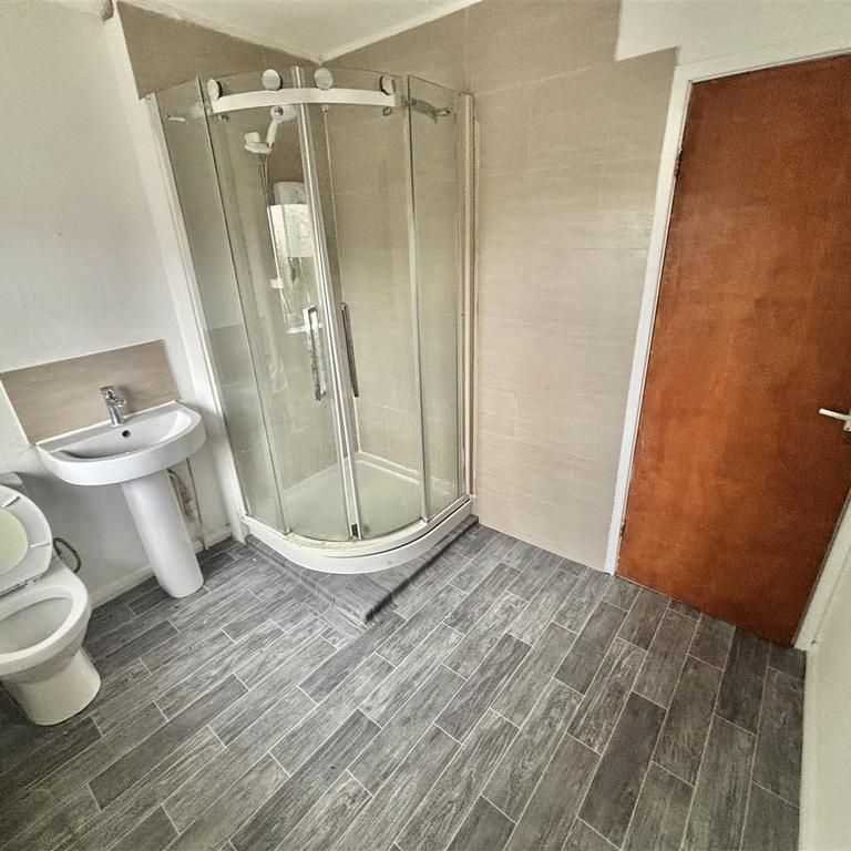 2 bedroom end of terrace house to rent - Photo 1