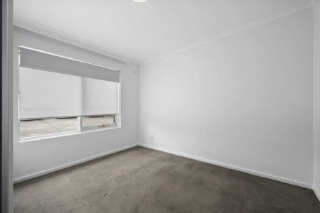 Modern comfort in a prime Thornbury location - Photo 4