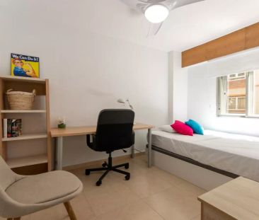 Single Bed in Rooms for rent in 5-bedroom apartment in Albors - Photo 1