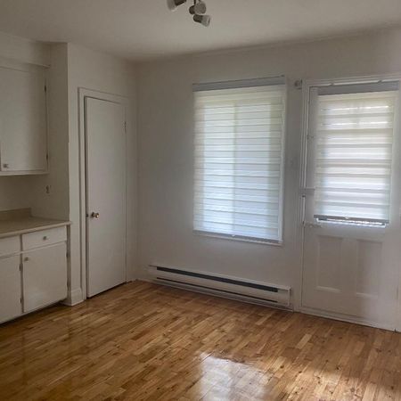 3 1/2 très calme, propre et lumineux au 1er étage avec 2 balcons dans Villeray - Photo 3