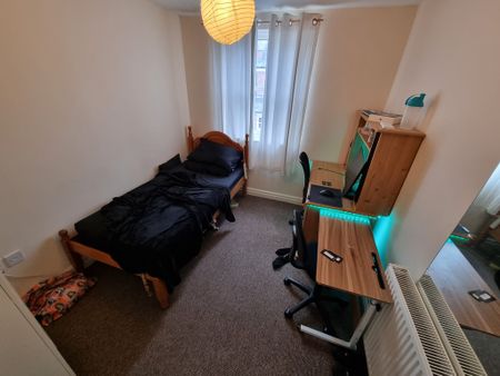 6 Bed Student Accommodation - Photo 4