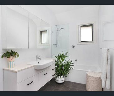 Gorgeous Family Entertainer with Pool - Photo 6