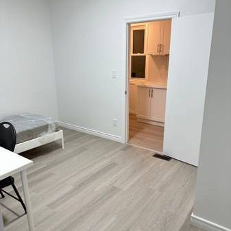 $1,350 / 1br - 100ft2 - Studio (Toronto) - Photo 1