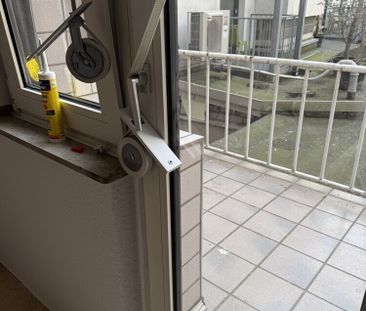 Mitten in der Stadt neu renoviert, kleiner Balkon! - Photo 2