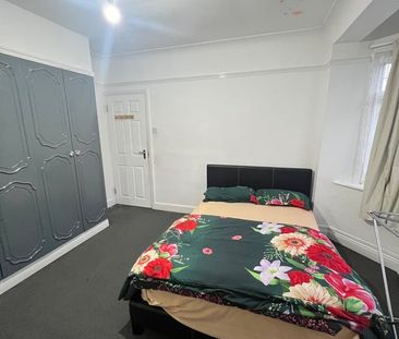 2 Bed Flat, Gantshill Crescent, IG2 - Photo 2
