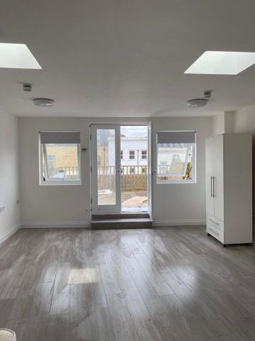 Studio Flat, Walworth Road, SE17 - Photo 2