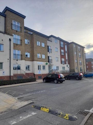 1 Bed Penthouse, Paveley Court, NW7 - Photo 3