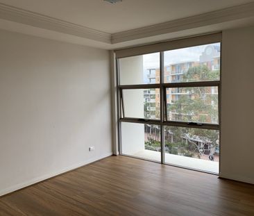 Priced for referenced tenant - Walks to railway station - Photo 1