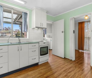 Neat & Tidy 3 Bedroom home with large backyard! - Photo 4