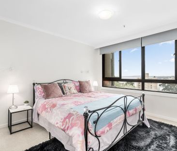 Spacious Three-Bedroom Apartment with Iconic Sydney Views - Photo 3