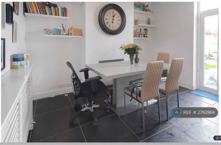 3 bedroom end of terrace house to rent - Photo 4