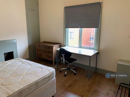 3 bedroom flat to rent - Photo 4