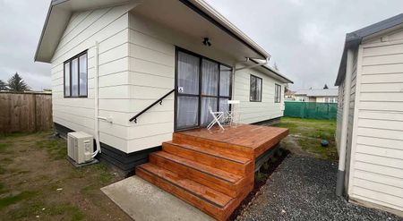 Newly Renovated 3 bedroom + Garage close to town - Photo 2