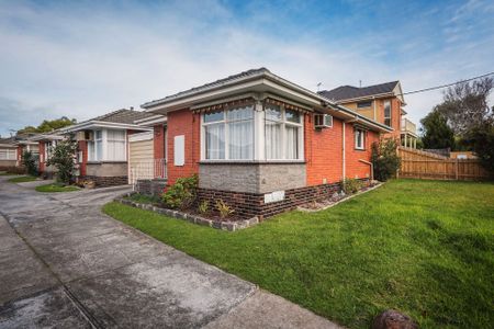 NEAT AS A PIN | HEATING AND COOLING | EASY ACCESS TO TRANSPORT - Photo 2