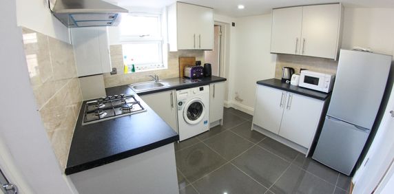 Room in a Shared House, Fourth Avenue, E12 - Photo 2