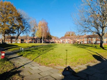 Langley Green 3 bedroom flat to rent - Photo 5