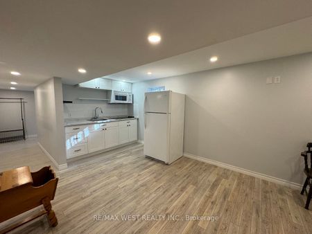 Detached Home For Lease | N7295006 - Photo 2