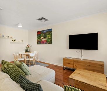 Furnished, Two Bedroom Unit in Highly Sought After Location - 6 months - Photo 2