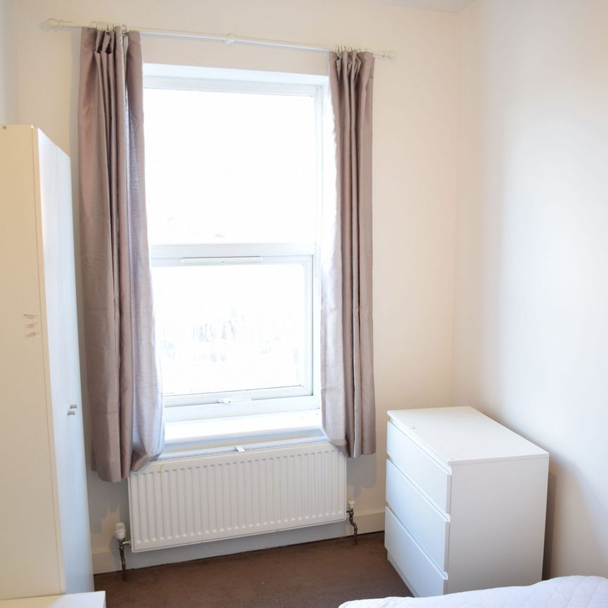 Single Room- Close to St Georges Park- Students and Postgraduates welcome to apply - Photo 1