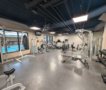 **ALL INCLUSIVE** Beautiful 2 Bedroom Condo in Hamilton!! - Photo 4