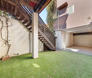 Expansive 249 sqm Three Bedroom Residence - Offered Unfurnished - Photo 6