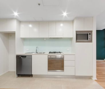 Chic and Contemporary one bedroom + study - Photo 2