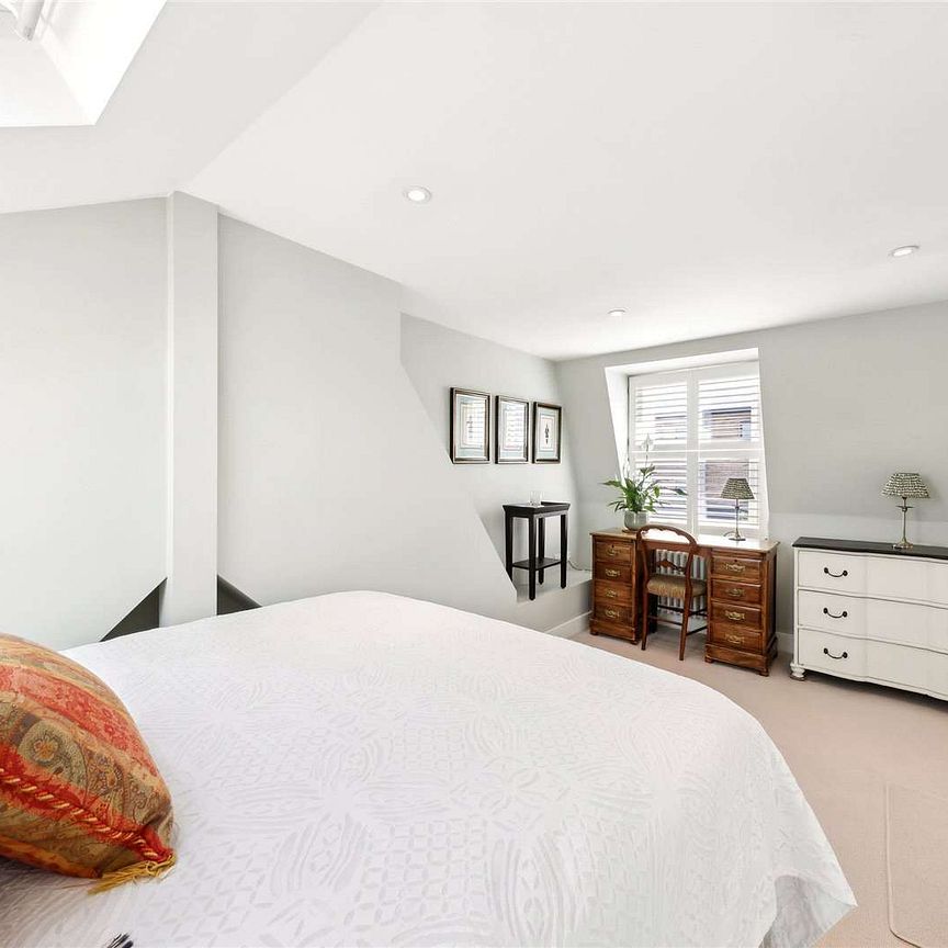 SHORT LET - A beautiful three bedroom house on the desirable Elsley Road. - Photo 1