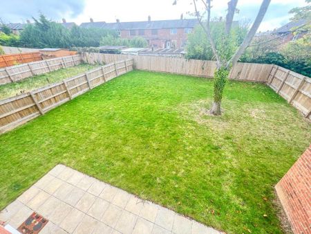 4 bedroom detached house to rent - Photo 4