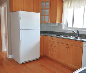 East Barrie: 3 Bed, 1.5 Bath Family Home, Melrose Ave. - Photo 2