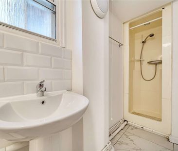 A one bedroom apartment to rent, available now having been refurbis... - Photo 1