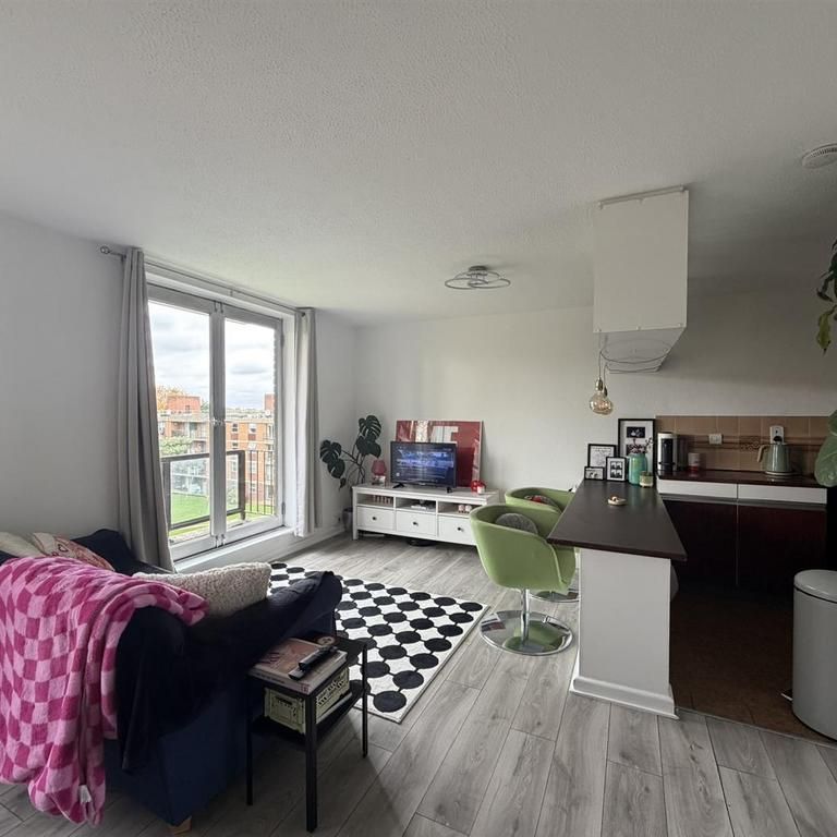 Studio to rent - Photo 1