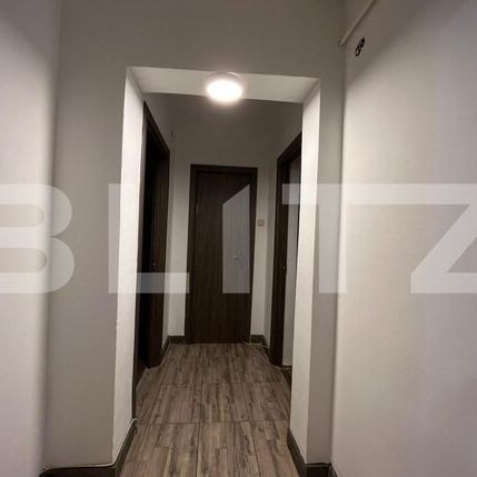Apartament 3 camere, 74 mp, semidecomandat, centrală termică, zona Centrală - Photo 1