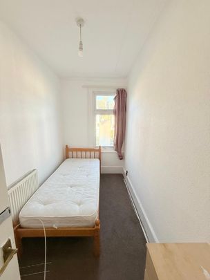 4 bedroom flat to rent - Photo 1