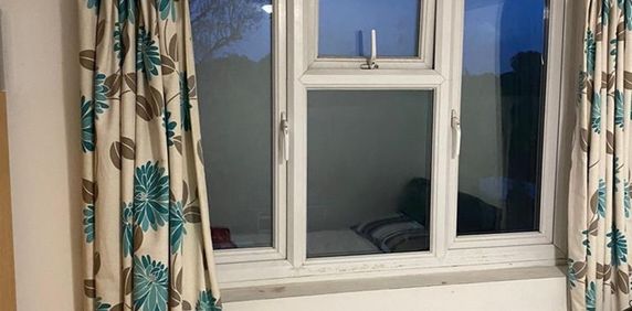 Room in a Shared House, Newbury Park, IG2 - Photo 2